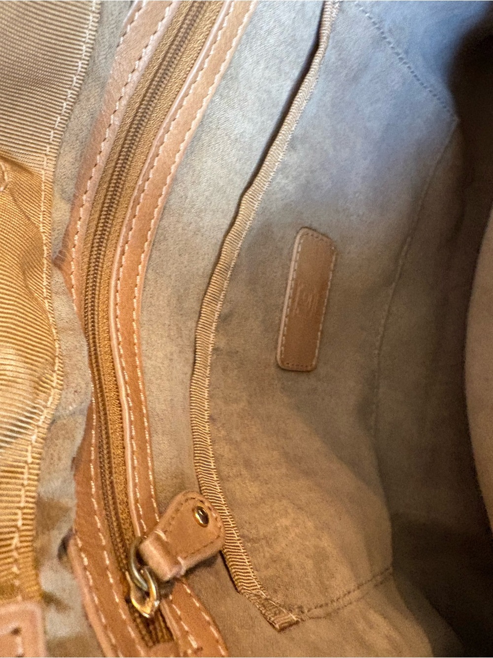 Pristine Vintage Liz Claiborne Genuine Leather Shoulder Bag w/Gold Ring Accents - Picture 9 of 10